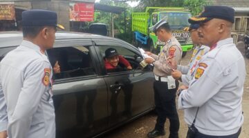 Satlantas Polres Sukabumi bersama Dinas Perhubungan menggelar razia taksi gelap di Palabuhanratu. Kendaraan tanpa izin yang terjaring langsung diamankan sebagai bentuk penegakan hukum.