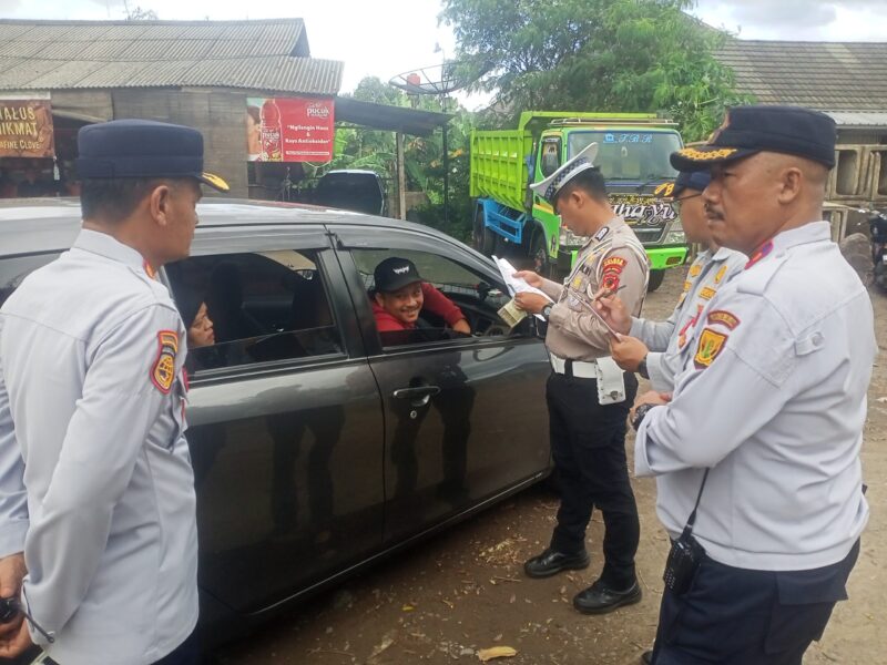 Satlantas Polres Sukabumi bersama Dinas Perhubungan menggelar razia taksi gelap di Palabuhanratu. Kendaraan tanpa izin yang terjaring langsung diamankan sebagai bentuk penegakan hukum.