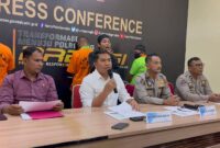 Polda Gorontalo berhasil mengungkap praktik pertambangan emas ilegal di Kabupaten Boalemo. Tiga pelaku diamankan, serta sejumlah barang bukti termasuk excavator disita. .