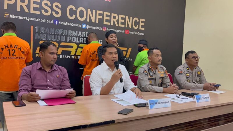 Polda Gorontalo berhasil mengungkap praktik pertambangan emas ilegal di Kabupaten Boalemo. Tiga pelaku diamankan, serta sejumlah barang bukti termasuk excavator disita. .