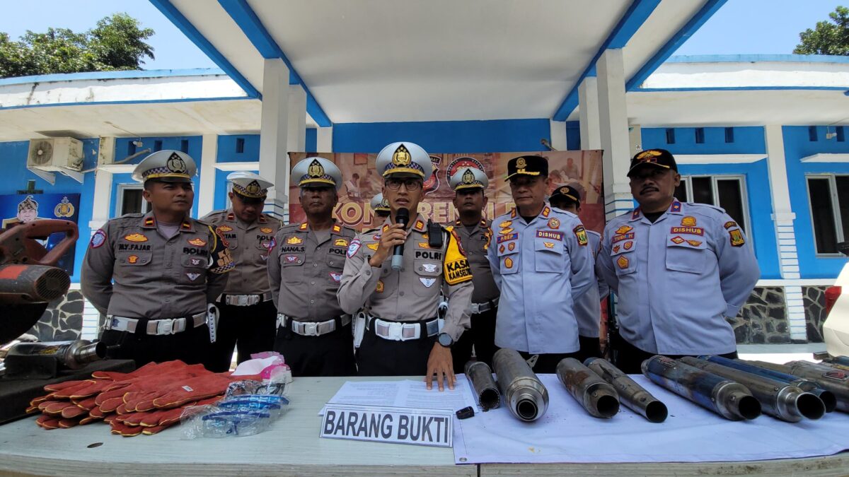 Satlantas Polres Sukabumi terus melakukan penertiban terhadap kendaraan taksi gelap dan pengguna knalpot brong.