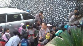 Keceriaan terpancar dari puluhan siswa TK Penerus Bangsa 2 Sagaranten saat berkunjung ke Polsek Sagaranten dalam kegiatan Outing Class.