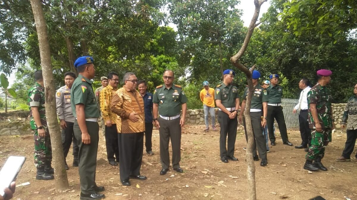 Bupati Sukabumi, Drs. H. Marwan Hamami, MM, bersama Danpomdam III/Siliwangi, Kolonel CPM Didin Sofyannadin, meresmikan Kantor Subdenpom Persiapan Palabuhanratu.