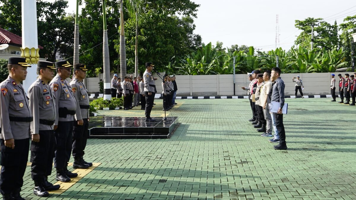 Polres Sukabumi mengerahkan 200 personel untuk mengamankan pelantikan Gubernur dan Wakil Gubernur Jawa Barat serta Bupati dan Wakil Bupati Sukabumi terpilih.