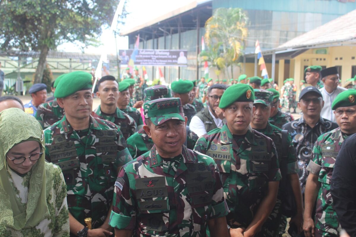 Panglima TNI Jenderal TNI Agus Subiyanto, S.E., M.Si., bersama Komisi I DPR RI, menyerahkan bantuan sarana dan prasarana untuk mendukung tugas TNI dalam penanggulangan bencana di Kabupaten Sukabumi. .