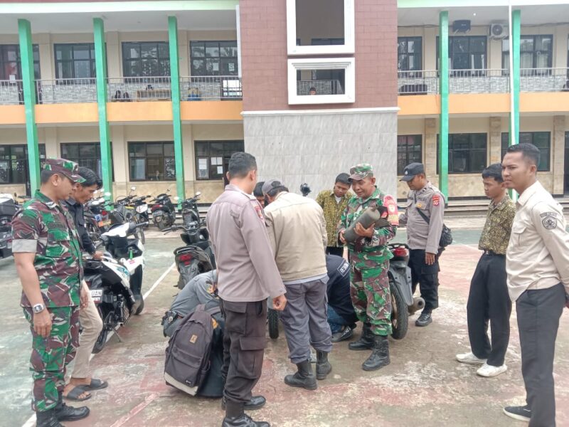 Tertib lalu lintas, lingkungan lebih nyaman! Aparat gabungan di Parakansalak, Kabupaten Sukabumi, menggelar razia knalpot brong untuk menindak kendaraan tidak sesuai standar.