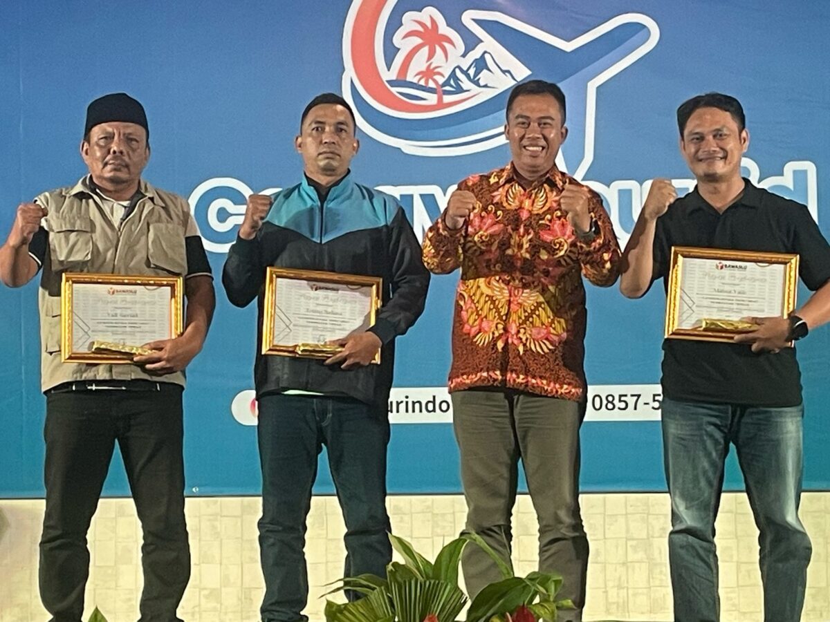 Prestasi membanggakan! Kepala Sekretariat Panwascam Palabuhanratu, Yadi Supriadi, S.I.P., meraih penghargaan sebagai kepala sekretariat terbaik se-Kabupaten Sukabumi dalam ajang Bawaslu Award 2025.