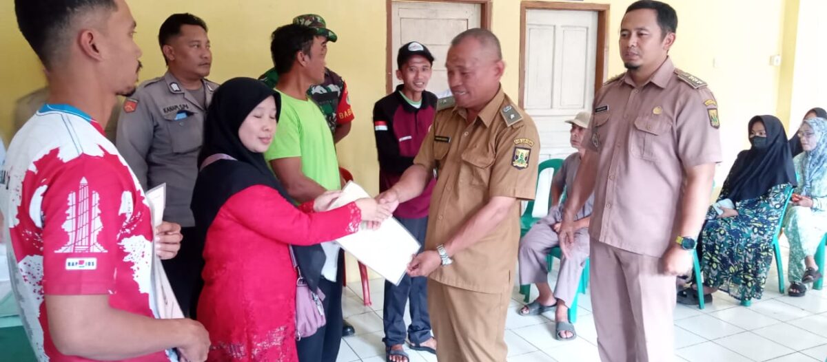 Penyerahan 66 Sertifikat Hak Atas Tanah (SHAT) bagi pelaku usaha mikro di Desa Sampora, Kecamatan Cikidang, resmi dilakukan.