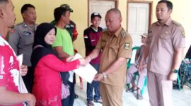 Penyerahan 66 Sertifikat Hak Atas Tanah (SHAT) bagi pelaku usaha mikro di Desa Sampora, Kecamatan Cikidang, resmi dilakukan. 