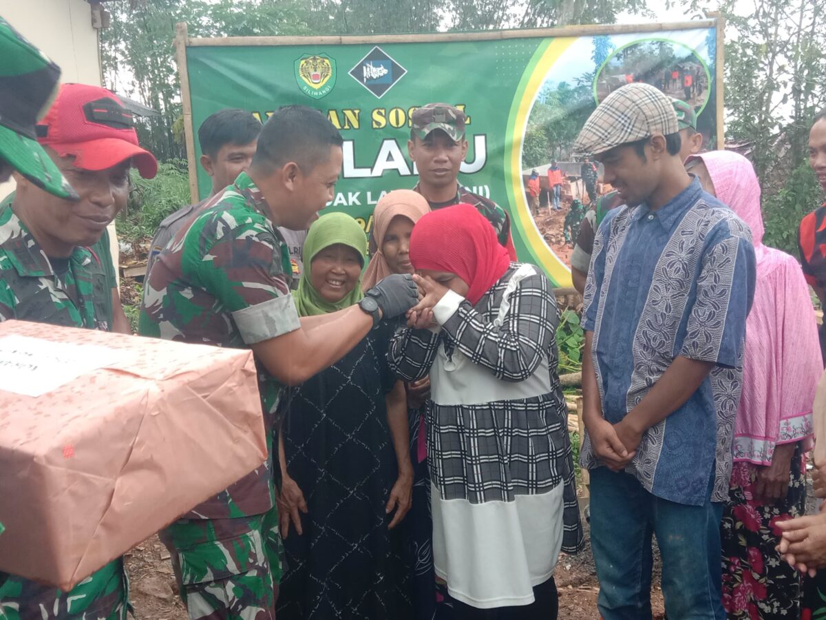 Kebahagiaan terpancar dari wajah Ibu Siti Maryam setelah rumahnya direnovasi melalui program Rutilahu dan diresmikan langsung oleh Dandim 0622/Kabupaten Sukabumi.
