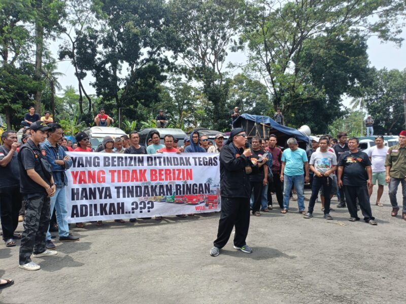 Ratusan sopir elf di Kabupaten Sukabumi mendatangi kantor Dishub untuk menuntut pembekuan taksi gelap yang merugikan mereka.