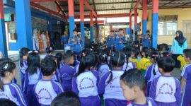 Edukasi sejak dini! Tiga sekolah PAUD dari berbagai kecamatan mengunjungi Damkar Kabupaten Sukabumi untuk belajar tentang bahaya kebakaran dan cara penanggulangannya.
