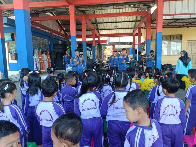 Edukasi sejak dini! Tiga sekolah PAUD dari berbagai kecamatan mengunjungi Damkar Kabupaten Sukabumi untuk belajar tentang bahaya kebakaran dan cara penanggulangannya.