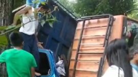 Kecelakaan tragis terjadi di Jalan Cijarian Tonjong, Palabuhanratu, Sukabumi. Sebuah truk bermuatan batu terguling dan menimpa minibus berisi enam orang.