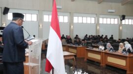 DPRD Kabupaten Sukabumi menggelar Rapat Paripurna membahas penyempurnaan Raperda tentang Produk Hukum Daerah serta laporan reses pertama tahun 2025. Bupati Sukabumi H. Asep Japar menegaskan pentingnya regulasi yang terstruktur untuk memberikan kepastian hukum bagi masyarakat.