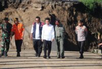 Wakil Presiden RI, Gibran Rakabuming Raka, meninjau lokasi bencana di Sukabumi, termasuk jembatan yang putus di Kampung Bojongkopo dan area banjir di Kampung Gumelar. .