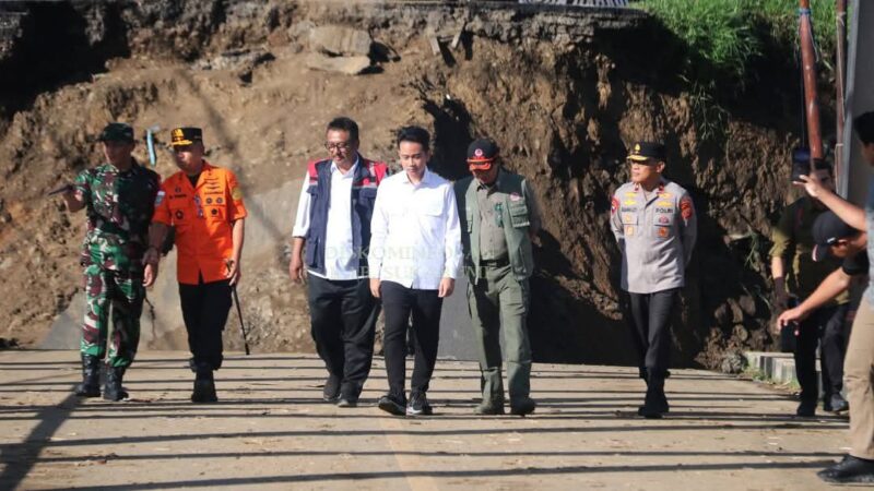 Wakil Presiden RI, Gibran Rakabuming Raka, meninjau lokasi bencana di Sukabumi, termasuk jembatan yang putus di Kampung Bojongkopo dan area banjir di Kampung Gumelar. .