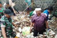 Gubernur Jawa Barat, Dedi Mulyadi, bersama Bupati Sukabumi, H. Asep Japar, turun langsung membersihkan tumpukan sampah di aliran Sungai Cipalabuan pascabanjir bandang.