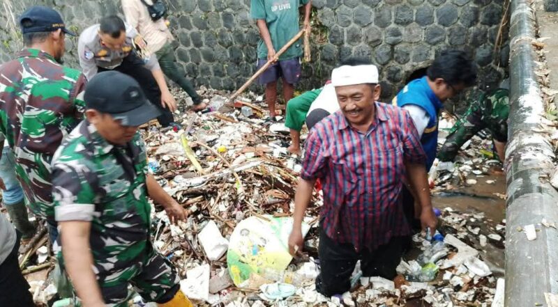 Gubernur Jawa Barat, Dedi Mulyadi, bersama Bupati Sukabumi, H. Asep Japar, turun langsung membersihkan tumpukan sampah di aliran Sungai Cipalabuan pascabanjir bandang.