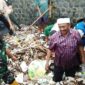 Gubernur Jawa Barat, Dedi Mulyadi, bersama Bupati Sukabumi, H. Asep Japar, turun langsung membersihkan tumpukan sampah di aliran Sungai Cipalabuan pascabanjir bandang.