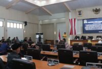 Bupati Sukabumi, H. Asep Japar, bersama Wakil Bupati H. Andreas menghadiri Rapat Paripurna DPRD yang membahas perubahan status hukum Perumda BPR Sukabumi menjadi PT Bank Perekonomian Rakyat Sukabumi (Perseroda).