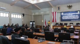 Bupati Sukabumi, H. Asep Japar, bersama Wakil Bupati H. Andreas menghadiri Rapat Paripurna DPRD yang membahas perubahan status hukum Perumda BPR Sukabumi menjadi PT Bank Perekonomian Rakyat Sukabumi (Perseroda).