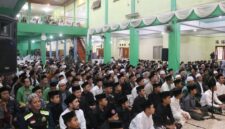 Bupati Sukabumi, H. Asep Japar, bersilaturahmi dengan masyarakat Nagrog dalam kegiatan Muhibah Ramadhan di Pondok Pesantren Azzainiyah. 