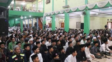 Bupati Sukabumi, H. Asep Japar, bersilaturahmi dengan masyarakat Nagrog dalam kegiatan Muhibah Ramadhan di Pondok Pesantren Azzainiyah. 