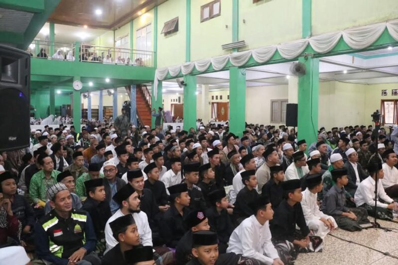 Bupati Sukabumi, H. Asep Japar, bersilaturahmi dengan masyarakat Nagrog dalam kegiatan Muhibah Ramadhan di Pondok Pesantren Azzainiyah. 