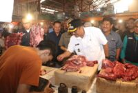 Bupati Sukabumi H. Asep Japar bersama Sekda melakukan pemantauan harga dan stok kebutuhan pokok di Pasar Cisaat untuk memastikan stabilitas harga menjelang Idul Fitri 2025.