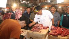 Bupati Sukabumi H. Asep Japar bersama Sekda melakukan pemantauan harga dan stok kebutuhan pokok di Pasar Cisaat untuk memastikan stabilitas harga menjelang Idul Fitri 2025.