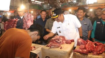 Bupati Sukabumi H. Asep Japar bersama Sekda melakukan pemantauan harga dan stok kebutuhan pokok di Pasar Cisaat untuk memastikan stabilitas harga menjelang Idul Fitri 2025.