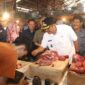 Bupati Sukabumi H. Asep Japar bersama Sekda melakukan pemantauan harga dan stok kebutuhan pokok di Pasar Cisaat untuk memastikan stabilitas harga menjelang Idul Fitri 2025.