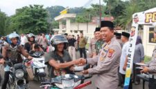 Polres Sukabumi menyalurkan 1.200 paket sembako untuk membantu warga terdampak bencana di Palabuhanratu. Bantuan ini diharapkan dapat meringankan beban masyarakat yang tengah menghadapi kesulitan.