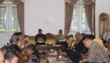 Wakil Bupati Sukabumi, H. Andreas, memimpin Rapat Koordinasi Penyusunan RPJMD 2025-2029 di Pendopo Sukabumi. Fokus utama dalam perencanaan ini adalah penguatan sosio-ekonomi dan tata kelola pemerintahan di sektor unggulan sebagai transformasi pembangunan daerah.