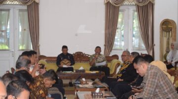 Wakil Bupati Sukabumi, H. Andreas, memimpin Rapat Koordinasi Penyusunan RPJMD 2025-2029 di Pendopo Sukabumi. Fokus utama dalam perencanaan ini adalah penguatan sosio-ekonomi dan tata kelola pemerintahan di sektor unggulan sebagai transformasi pembangunan daerah.