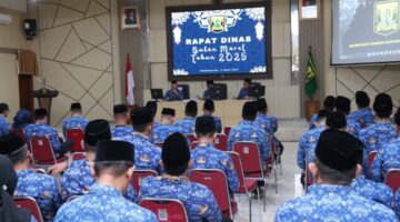 Bupati Sukabumi, H Asep Japar, memimpin rapat dinas bulanan yang membahas berbagai isu strategis, mulai dari penanganan kemacetan jelang Hari Raya, stabilitas harga bahan pokok, hingga dukungan bagi UMKM.
