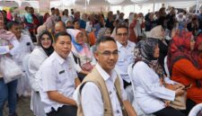Bupati Sukabumi H. Asep Japar resmi membuka Bazar Ramadhan 1446 H di Kecamatan Sukalarang! Acara ini menjadi wadah bagi UMKM lokal untuk mempromosikan produknya sekaligus memberikan akses barang kebutuhan dengan harga terjangkau bagi masyarakat.