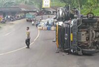 Sebuah truk bermuatan udang terguling di Tanjakan Baeud, Sukabumi, akibat tidak kuat menanjak di jalan yang rusak dan tikungan tajam.