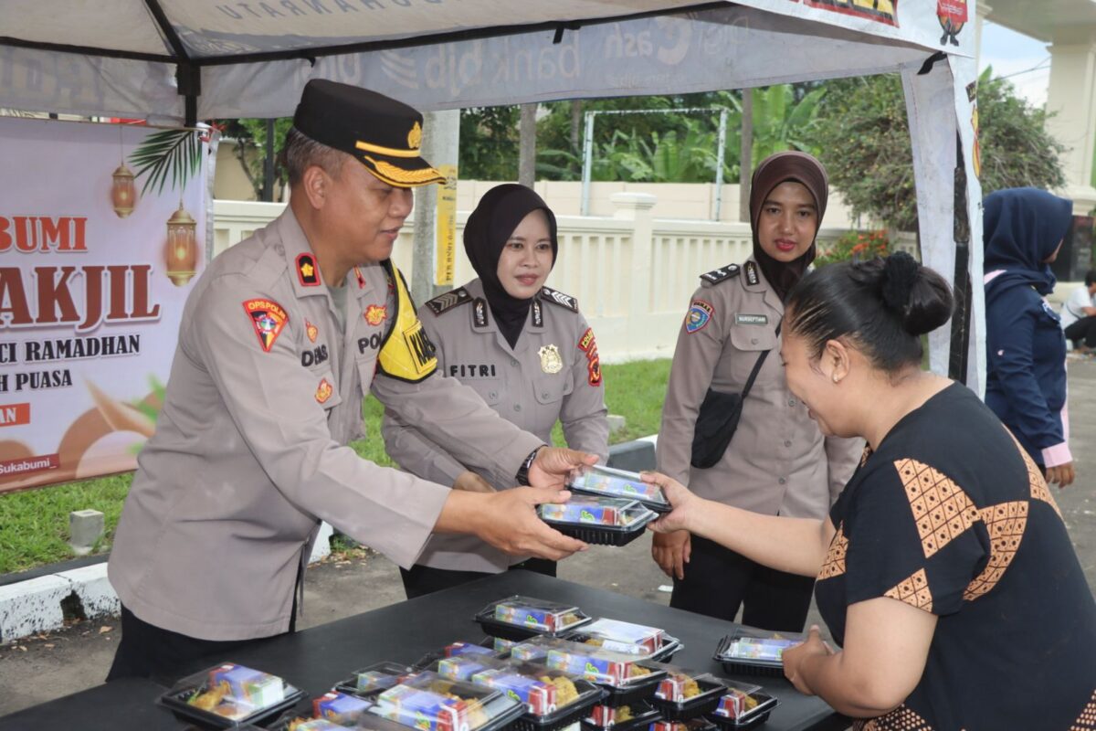 Polres Sukabumi berbagi kebahagiaan di bulan Ramadan dengan membagikan takjil gratis kepada pengguna jalan.