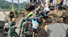 Jembatan Bojong Kopo di Kabupaten Sukabumi putus akibat derasnya arus Sungai Cidadap. Kodim 0622/Kab. Sukabumi bergerak cepat