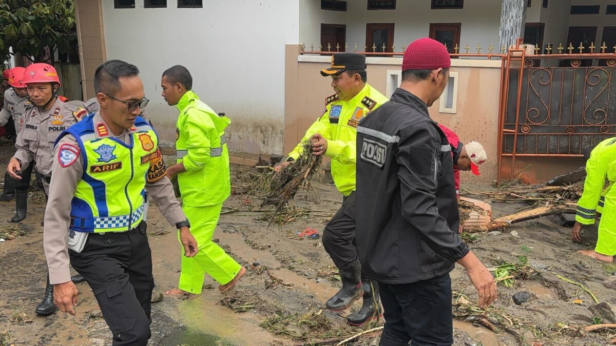 Kapolres Sukabumi AKBP Dr. Samian bersama jajaran Polres Sukabumi dan Brimob Polda Jabar turun langsung membersihkan material longsor di Perumahan Taman Sari, Palabuhanratu.