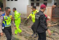 Kapolres Sukabumi AKBP Dr. Samian bersama jajaran Polres Sukabumi dan Brimob Polda Jabar turun langsung membersihkan material longsor di Perumahan Taman Sari, Palabuhanratu.