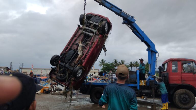 Banjir bandang di Palabuhanratu menyeret kendaraan warga Bandung yang sedang asyik memancing di laut. Derasnya arus akibat luapan Sungai Cipalabuhan menyebabkan kerusakan parah di dermaga.