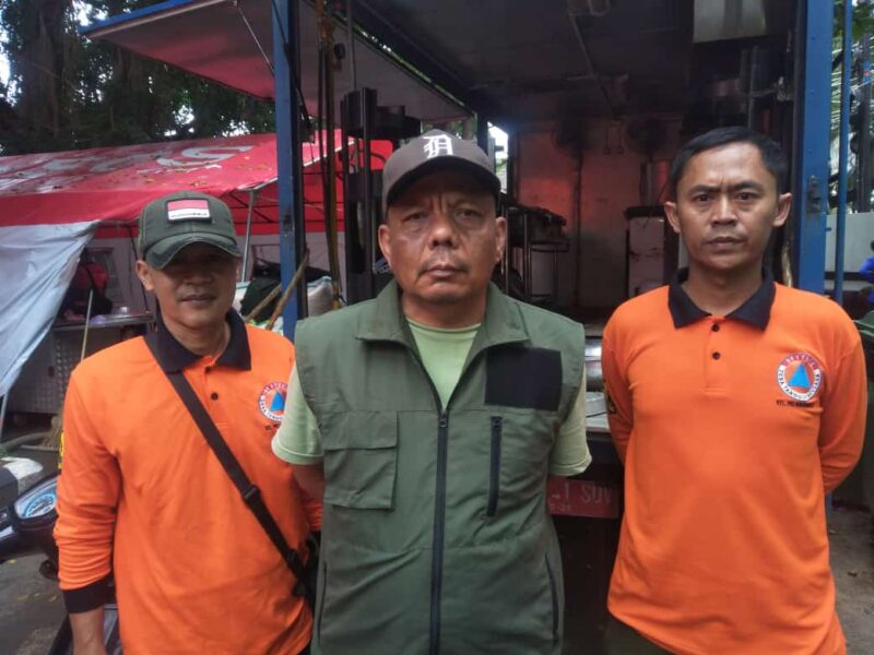 Lurah Palabuhanratu, Yadi Supriadi, bersama jajaran terus melakukan monitoring dan pemetaan wilayah terdampak banjir. Upaya pembersihan fasilitas umum juga terus dilakukan bekerja sama dengan dinas terkait.