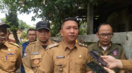 Wakil Bupati Sukabumi, Andreas, meninjau langsung lokasi banjir bandang di Palabuhanratu. Pemerintah daerah terus berkoordinasi untuk mempercepat penanganan dan menyalurkan bantuan bagi warga terdampak.