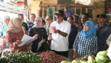 Menjaga stabilitas harga bahan pokok selama Ramadan, Bupati Sukabumi bersama Kadis Pertanian turun langsung ke Pasar Cisaat. Stok aman, harga stabil, dan masyarakat diimbau untuk berbelanja bijak.