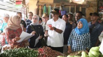 Menjaga stabilitas harga bahan pokok selama Ramadan, Bupati Sukabumi bersama Kadis Pertanian turun langsung ke Pasar Cisaat. Stok aman, harga stabil, dan masyarakat diimbau untuk berbelanja bijak.