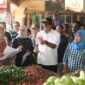 Menjaga stabilitas harga bahan pokok selama Ramadan, Bupati Sukabumi bersama Kadis Pertanian turun langsung ke Pasar Cisaat. Stok aman, harga stabil, dan masyarakat diimbau untuk berbelanja bijak.