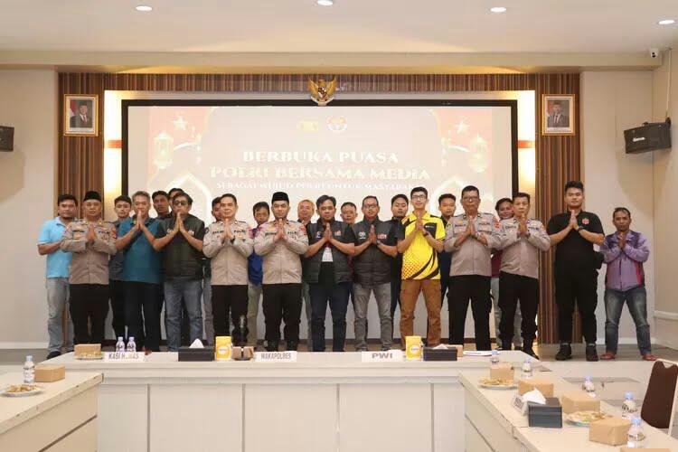 Sinergi Polri dan media terus diperkuat! Polres Sukabumi menggelar buka puasa bersama insan pers sebagai bentuk komitmen menjaga transparansi dan keamanan masyarakat.